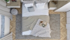 łóżko tapicerowane z dopasowaną zabudową meblową