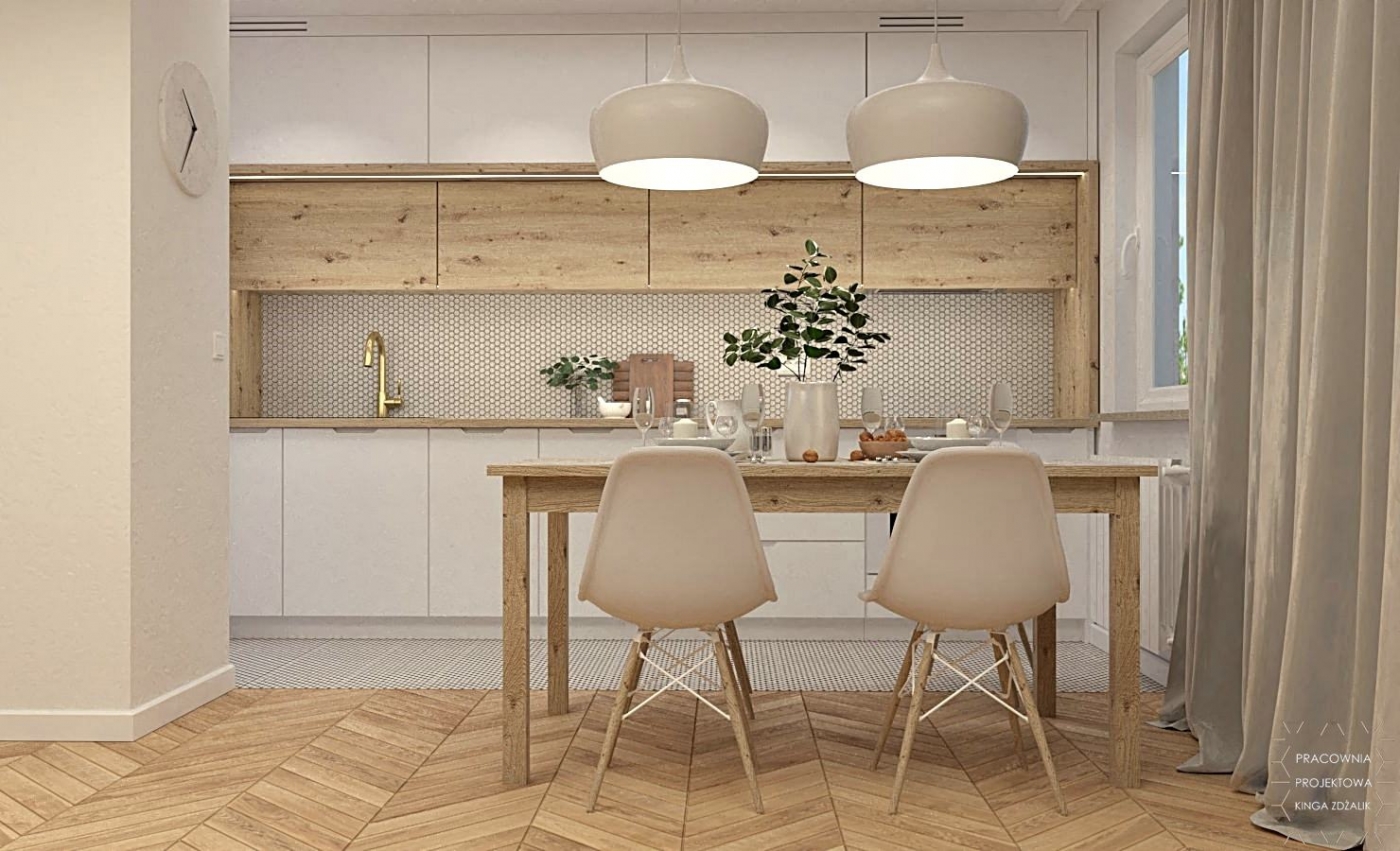 drewniany stół i jasne krzesła w jadalni